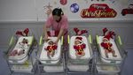Gemas! Bayi di Thailand Pakai Kostum Sinterklas Untuk Sambut Natal