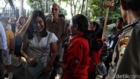 Pengamanan tersebut bertujuan untuk memeriksa barang bawaan umat dengan tujuan keamanan saat beribadah.