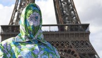 Potret unik lainnya datang dari rapper Cardi B. menggunakan kostum unik bertema bunga yang menutup seluruh tubuh sampai mukanya juga! (CNN)