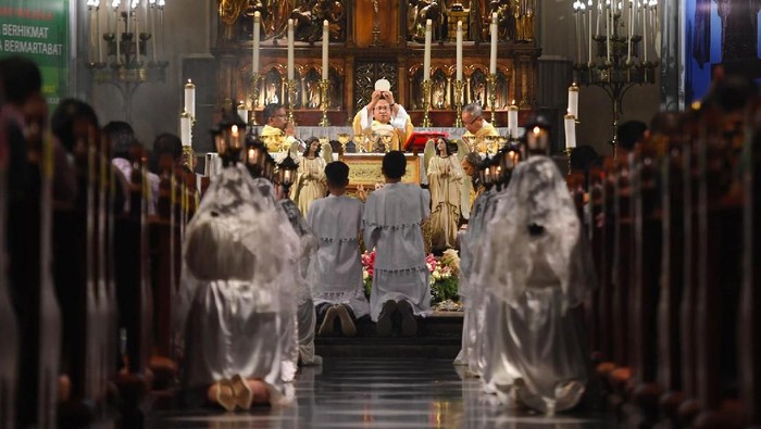 Suasana Misa Natal di Gereja Katedral, Jakarta Pusat, Selasa (24/12/2019). Perayaan Natal pada tahun ini bertema hiduplah sebagai sahabat bagi semua orang. ANTARA FOTO/Akbar Nugroho Gumay/foc.