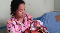 Seorang ibu melahirkan bayinya dengan selamat di dalam Alat Mekanis Multiguna Pedesaan (AMMDes) ambulance feeder. Bayi berjenis kelamin perempuan itu pun diberi nama Amanda Desvita yang memiliki nama panggilan Amdes. Istimewa/Dok. Kemenperin.