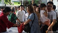 Sebelum memasuki area gereja, para jemaat melakukan pemeriksaan di depan pintu masuk Gereja Katedral Jakarta.