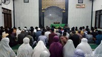 Jenazah Ainan Fatmatuzzaroh disalatkan di masjid Desa Bojanegara, Kecamatan Sigaluh, Kabupaten Banjarnegara, Senin (23/12) malam. 