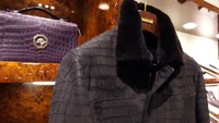 Saat ini ada 69 butik eceran Stefano Ricci di seluruh dunia dan merek ini juga ada di 20 department store di seluruh dunia dari Neiman Marcus hingga Harrods. Saking eksklusifnya toko ini, Ricci bahkan pernah meminta pelanggan mengirim pesawat pribadi mereka untuk mengambil pakaian pesanannya. Foto: Dok. CNBC