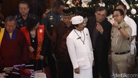 Anies kemudian menceritakan pohon natal yang dibangun di jalan Tjamrin 10. Dia menuturkan pohon tersebut diberi nama pohon persatuan.