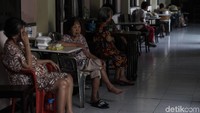 Total oma yang berada di panti ini ialah 48 orang sedangkan opa ada 23 orang.