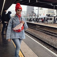 Iis Dahlia yang kerap bolak-balik ke London karena putrinya bersekolah di sana, tampak bergaya di sela-sela mengunjungi sang anak Juwita Salshadilla. Bum bag merah Louis Vuitton yang dipakainya harganya mencapai US$ 3.000 atau sekitar Rp 42 juta. Foto: Dok. Instagram