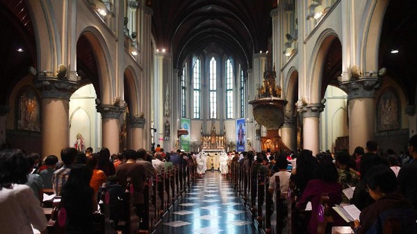 Suasana Khidmat Misa Natal di Gereja Katedral