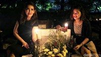 Warga keturunan Portugis menyalakan lilin saat melakukan ziarah ke makam anggota keluarga mereka pada malam Natal di kompleks Gereja Tugu.