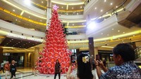 Pohon natal berwarna pink itu menarik perhatian pengunjung. Bahkan beberapa di antara mereka menyempatkan foto-foto di depan pohon natal.