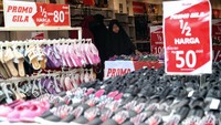 Selain diskon, promo menarik juga ditawarkan sejumlah toko kepada para pembeli untuk menyambut Natal dan Tahun Baru 2020.