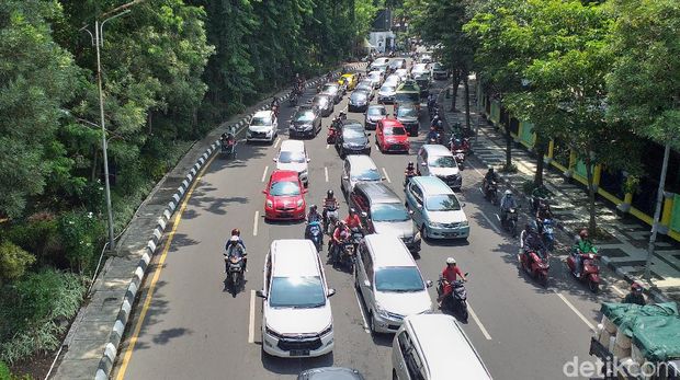 Ribuan Pengunjung Padati KBS, Arus Lalin Macet
