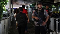 Sebelumnya, Tim Gegana dibantu dengan anjing pelacak telah mensterilkan kawasan Gereja Katedral Jakarta jelang misa Natal yang akan dilaksanakan malam nanti.