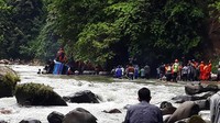 Tim SAR gabungan nyempung ke sungai untuk mencari korban Bus Sriwijaya, Selasa (24/12/2019). Istimewa/Dok Polres Pagar Alam.