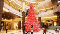 Pohon natal yang dipajang juga berwarna pink.