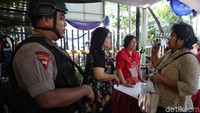 Sementara itu, pada hari Natal besok, akan ada empat misa. Pihak gereja juga mempersiapkan misa khusus anak-anak yang di dalamnya juga akan ada pertunjukan singkat.