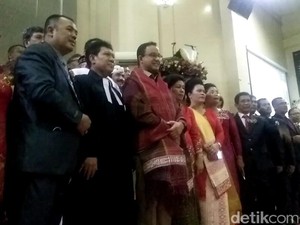 Pantau Perayaan Natal di Gereja, Anies Dihadiahi Kain Ulos Batak