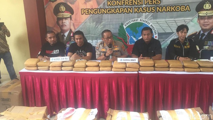 Image result for gambar terbongkarnya penyimpanan 250 kg ganja di jakarta utara"