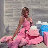 Rola sangat populer di media sosial. Dia pun disebut-sebut sebagai model Jepang yang memiliki followers terbanyak di media sosial. Pengikutnya di Instagram saat ini lebih dari lima juta. Saat baru membuat akun Twitter, followersnya mencapai 430 ribu dalam dua minggu. Dia pun menjadi model dengan followers terbanyak saat itu. Foto: Dok. Instagram @rolaofficial