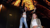 Model Bella Hadid tampak ceria berfoto dengan latar Menara Eiffel di malam hari. (Foto: instagram @bellahadid)