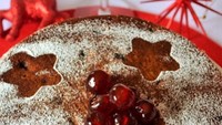 Meski hanya pakai plum kering saja, cake Natal ini tampil sederhana cantik dan legit alami rasanya. Foto : Instagram @happyscook