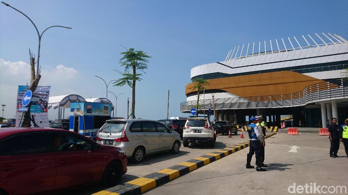 H-1 Natal 2019 dermaga eksekutif Pelabuhan Merak dipadati mobil pribadi. Antrean kendaraan mencapai pintu masuk dermaga.