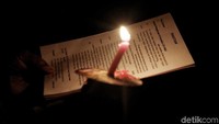 Mereka berdoa sambil membaca kitab.