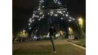 Keindahan Menara Eiffel di malam hari juga berhasil diabadikan Irene dari grup Red Velvet. Ia tampak bahagia berfoto dengan latar Menara Eiffel yang dipenuhi kerlap-kerlip lampu. (Foto: instagram @renebaebae)