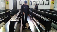 Jibom Polda Jabar menyisir ruangan gereja.