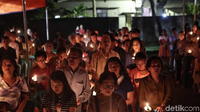 Umat Katolik keturunan Portugis melakuan ibadah malam Natal di Gereja Tugu, Jakarta Utara, Selasa (24/12).