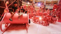 Sejumlah anak asyik bermain di sekitar dekorasi Pink Paradise.