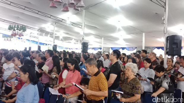 Jemaat khidmat ikuti misa Natal di Gereja Katedral Jakarta