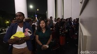 Mulai dari anak-anak hingga dewasa mengikuti peribadatan dengan khidmat.