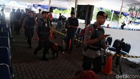 Tim Gegana juga nampak dibantu dengan kehadiran sejumlah anjing pelacak guna menyisir berbagai area di kawasan gereja tersebut.