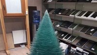 Tumpukan kaca ini disusun jadi pohon natal. Hati-hati, barang mudah pecah! / Foto: Dok. Boredpanda
