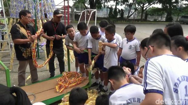 Siswa SD di Jambi Buat Pohon Natal Raksasa dari Limbah Plastik
