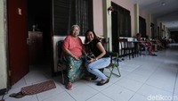 Seperti salah satu oma yang tengah berfoto ini, ia terlihat senang dikunjungi salah satu keluarganya.