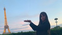 Selanjutnya ada pelantun Senorita, Camila Cabello yang juga mengabadikan momennya di depan ikon Paris itu. (Foto: instagram @camila_cabello)