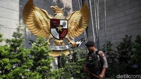 Pantauan detikcom di Gereja Katedral, Gambir, Jakarta Pusat, Selasa (24/12/2019), sejumlah personel egana tiba di lokasi sekitar pukul 14.00 WIB dengan membawa anjing pelacak.