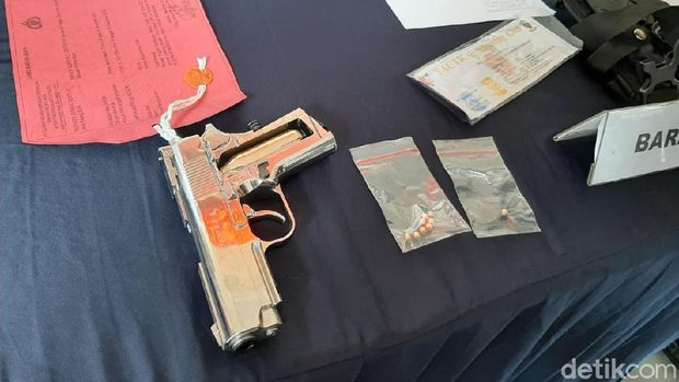 Barang bukti kasus pencurian dengan kekerasan di Polres Metro Jaktim