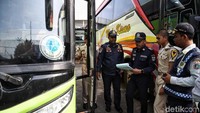 Petugas Dinas Perhubungan mengecek bus-bus angkutan libur Natal dan Tahun Baru di Terminal Tanjung Priok, Jakarta Utara, Selasa (24/12/2019).
