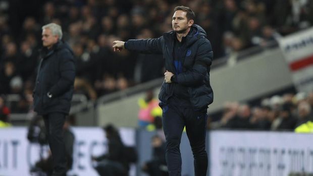 Frank Lampard saat memberi instruksi para pemain Chelsea. (