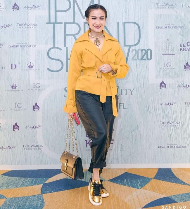 Selain Hermes, Iis Dahlia juga penyuka merek Louis Vuitton. Inilah salah satu gayanya memakai tas Louis Vuitton puluhan juta. Menghadiri IPMI Trend Show 2020, Iis memadukan tas Louis Vuitton mongram dengan celana kulit dan blazer jaket. Foto: Dok. Instagram