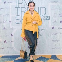 Selain Hermes, Iis Dahlia juga penyuka merek Louis Vuitton. Inilah salah satu gayanya memakai tas Louis Vuitton puluhan juta. Menghadiri IPMI Trend Show 2020, Iis memadukan tas Louis Vuitton mongram dengan celana kulit dan blazer jaket. Foto: Dok. Instagram