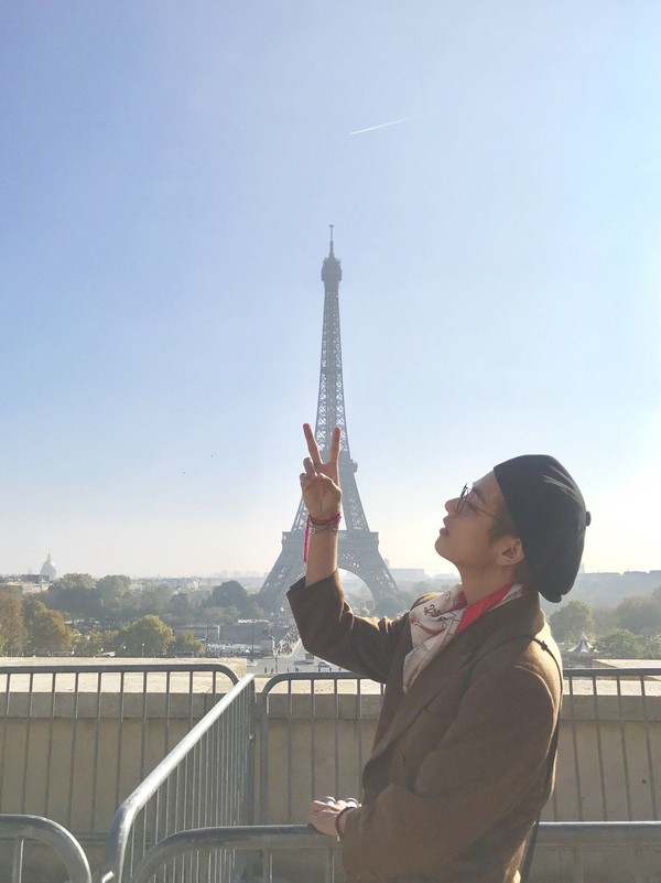 Selanjutnya ada V, salah satu personel BTS yang juga berfoto estetik dengan latar Menara Eiffel. Ia berpose sembari mengangkat kedua jarinya membentuk huruf V yang mengisyaratkan namanya tersebut. (Foto : twitter @BTS_twt) Selanjutnya ada V, salah satu personel BTS yang juga berfoto estetik dengan latar Menara Eiffel. Ia berpose sembari mengangkat kedua jarinya membentuk huruf V yang mengisyaratkan namanya tersebut. (Foto : twitter @BTS_twt)