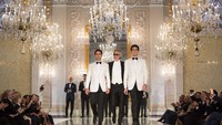 Selama bertahun-tahun, pakaian Ricci telah dikenakan oleh para selebritas termasuk Tom Cruise, Michael Buble, Andrea Bocelli dan Nelson Mandela. Pada 2015, Ricci bahkan mempersembahkan jubah sutra kepada Paus Francis saat kunjungan Paus ke Florence. Foto: Dok. CNBC