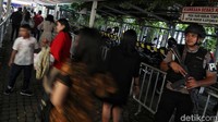 Petugas kepolisian bersiaga di depan pintu masuk Gereja Katedral Jakarta, Selasa (24/12/2019).