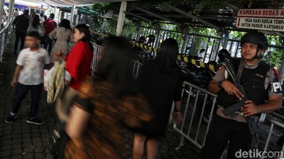 Polisi Bersiaga di Gereja Katedral Jelang Misa Natal