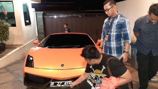 Lamborghini Gallardo yang ditunggangi pria berinisial AM.