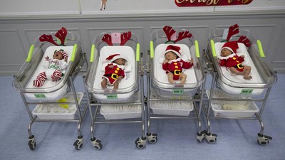 Gemas! Bayi di Thailand Pakai Kostum Sinterklas Untuk Sambut Natal